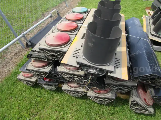 PALLET OF (18) USED FULL TRAFFIC LIGHTS; (1) USED FULL TRAFFIC LIGHT ON POLE