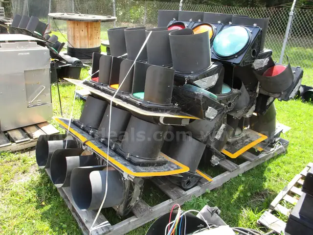 PALLET OF (16) THREE-LIGHT AND FOUR-LIGHT TRAFFIC LIGHTS