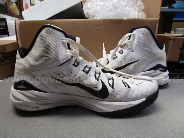 (1) PAIR OF USED NIKE LUNARLON WHITE/BLACK TENNIS SHOE, SIZE 10