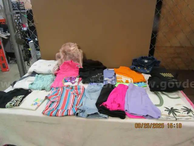 (20) USED ITEMS OF CLOTHING. VARIOUS SIZES AND TYPES.