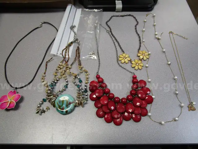 (6) USED COSTUME JEWELRY NECKLACES