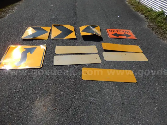 USED (5) YELLOW REFLECTOR SIGNS, (3) ROAD SHOULDER SIGNS, (1) DETOUR SIGN, (1) ARROW SIGN