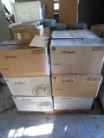 PALLET OF (114) UNUSED TRAFFIC LIGHTS IN BOXES