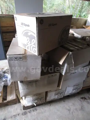 UNUSED PALLET OF (18) BOXES OF ROUND YELLOW TRAFFIC LIGHTS