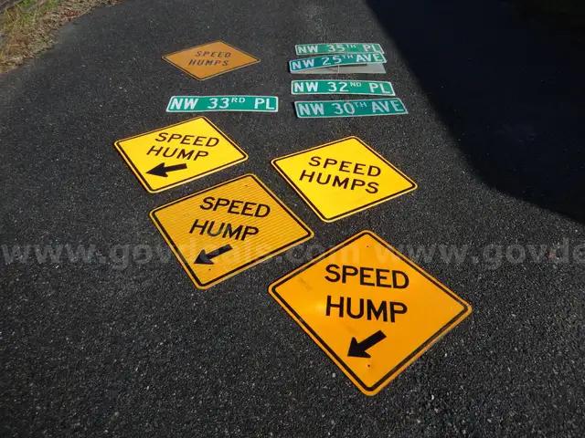 USED (5) SPEED HUMP SIGNS, (5) STREET SIGNS