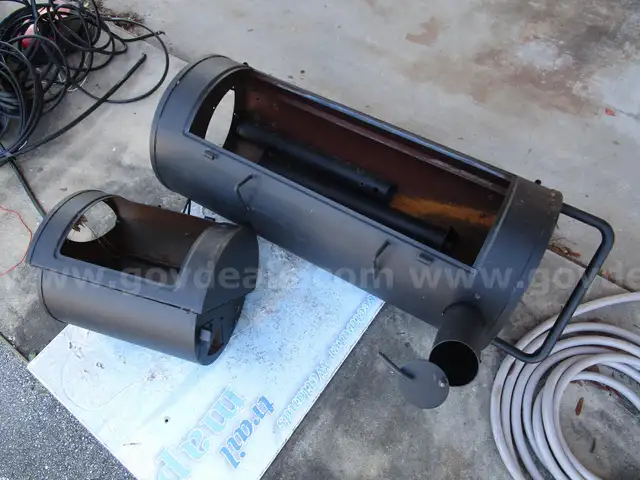 (1) USED SMOKER WITH BURN BOX AND 4 LEGS (SOME PARTS ARE MISSING)