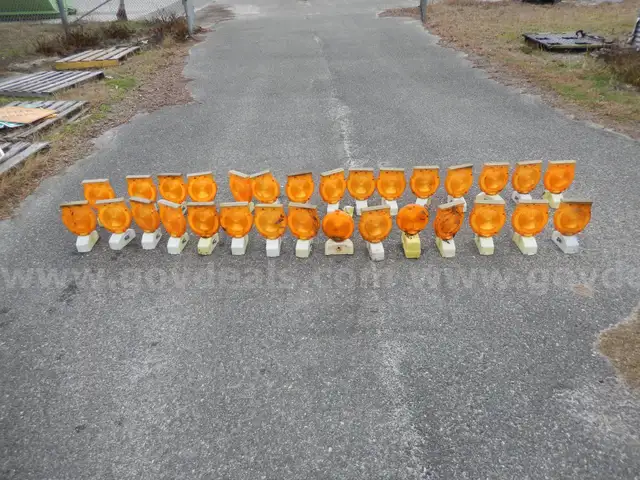 USED (28) SOLAR MASTER BARRICADE LIGHTS 877-917-6527 8" x 12"