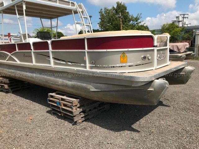 25 ' PONTOON BOAT AND MERCURY 115 MOTOR, NO TRAILER. | AllSurplus