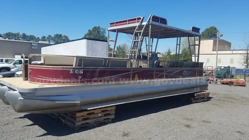 25 &#x27; PONTOON BOAT AND MERCURY 115  MOTOR,  NO TRAILER.
