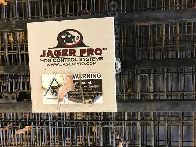 JAGER HOG TRAP GATE SYSTEM AND TWO CAMERAS ON ONE PALLET.