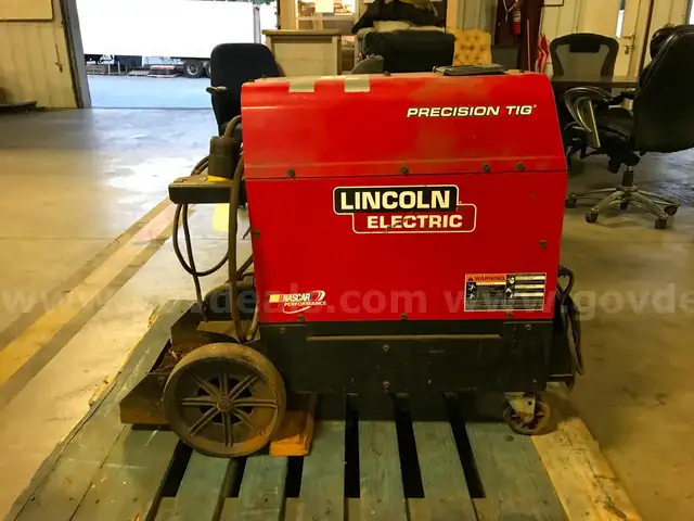 LINCOLN ELECTRIC PRECEISION TIG 225.