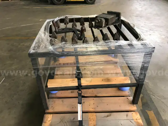 METAL BENDING TABLE ON ONE PALLET.