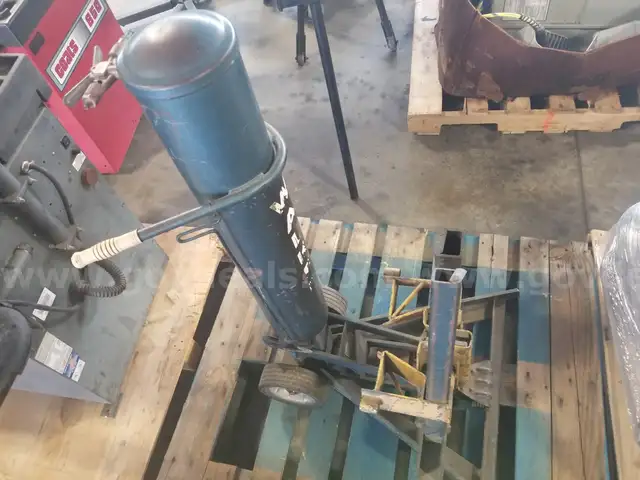 BLUE HYDRAULIC LIFT