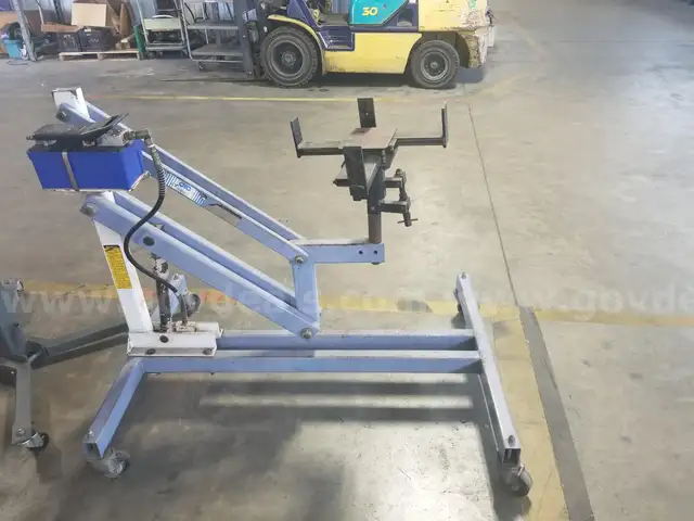 WHITE AND BLUE HYDRAULIC LIFT