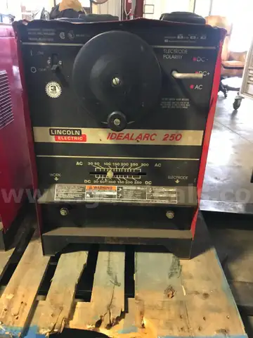 LINCOLN ELECTRIC IDEAL ARC 250 WELDER.