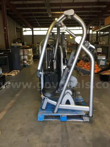 CHEST PRESS MACHINE