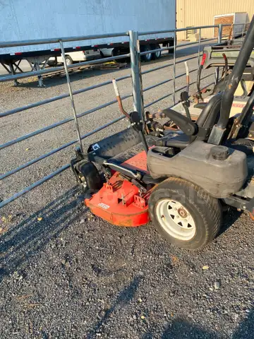 GRAVELY ZERO TURN MOWER