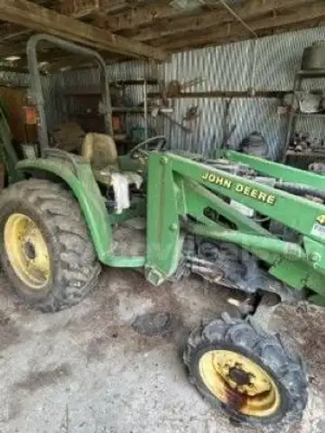 2009 John Deere Tractor w/ Loader
