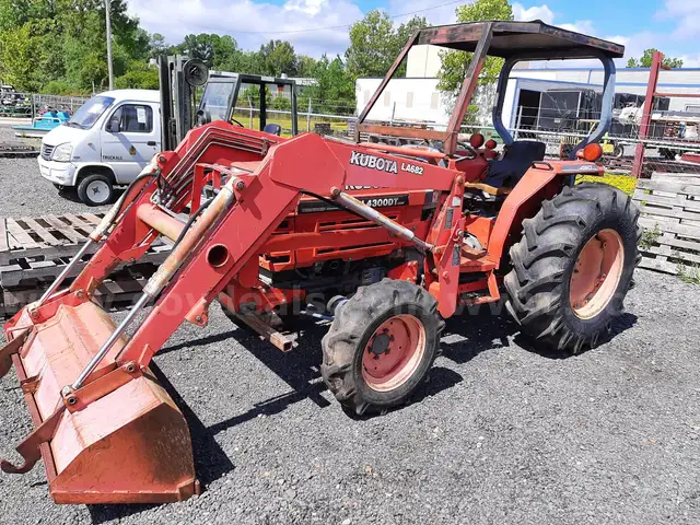 KUBOTA L4300DT TRACTOR with LA682 Attachment