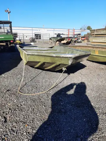 14' ALUMACRAFT FLAT BOTTOM BOAT