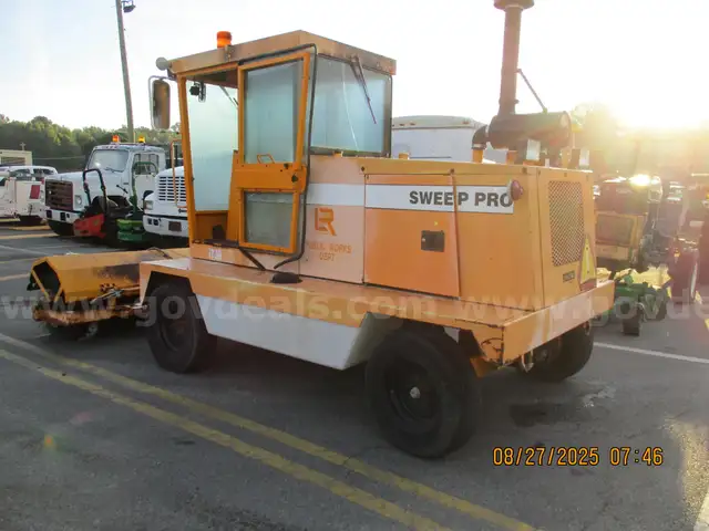 2002 ROSCO SWEEP PRO CONSTRUCTION SWEEPER - LOW HOURS - 622 HOURS