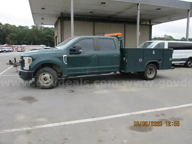 2018 FORD F350 CREW CAB PICK UP WITH UTILITY BED