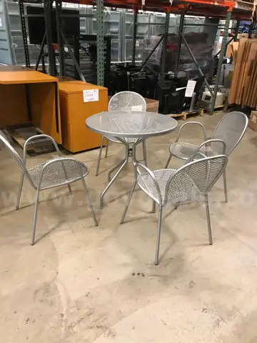 Lot of Outdoor Patio Tables and Chairs (2 tables and 8 chairs)
