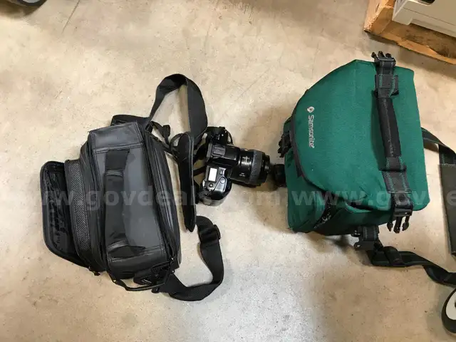 Minolta MAXXUM 3xi Camera With Two Travel Cases