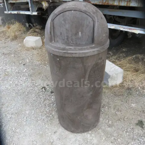 Rubbermaid Trash Cans with lids - Lot of 12
