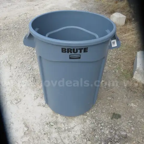 Rubbermaid Yellow and Blue tall trash cans - with only 10 lids -  Lot of 27