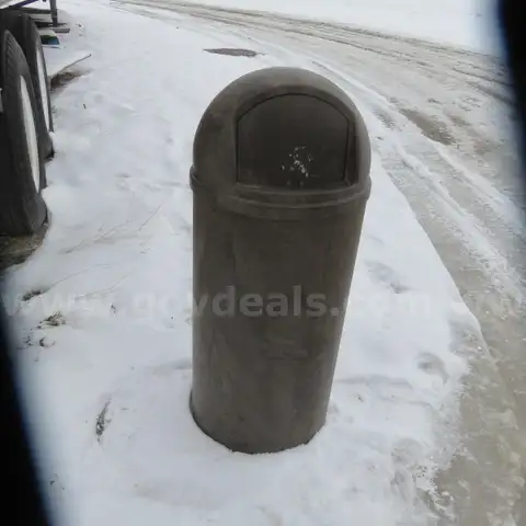 Brown trash bins with lids - Lot of 14