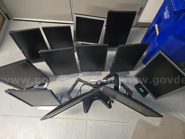Lot of 12 Dell & HP Monitors (3580)