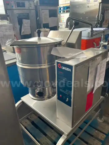 LOW PRESSURE 10 GALLON KETTLE  SOLD AS IS
