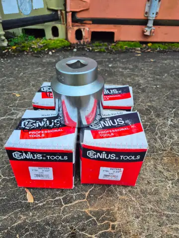 ONE LOT OF FIVE (5) GENIUS 2 3/4 INCH SOCKETS