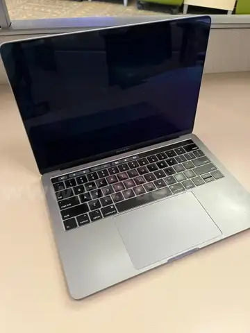 MacBook Pro 13", 2020, 4 Thunderbolt 3 ports 512GB 16G RAM, outdated; battery issues; loud fan; runs hot