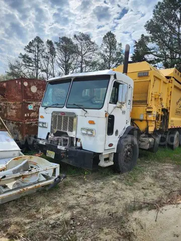 2013 Peterbilt 320 TRASH TRUCK