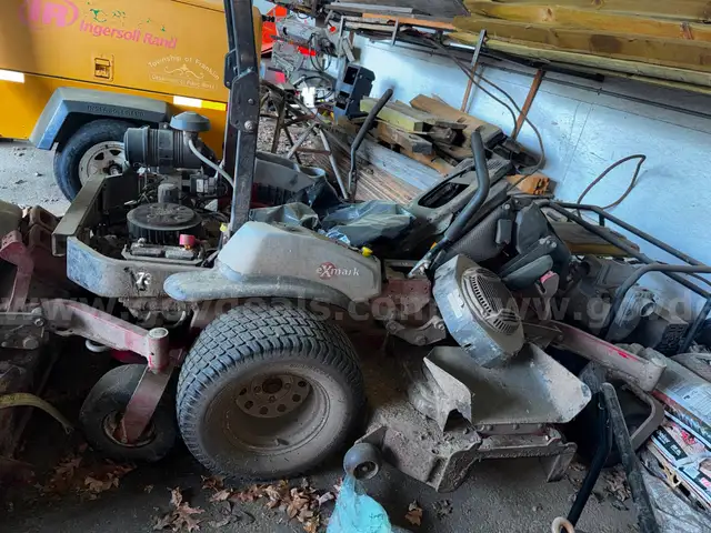 2 LAWN MOWERS (SOLD AS IS FOR PARTS ONLY)