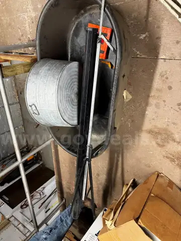 PROJECTOR PULL DOWN SCREEN