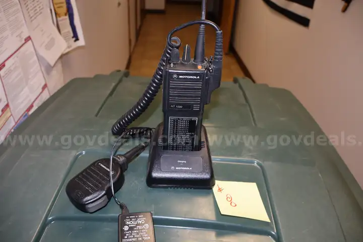 MOTOROLA HT1000 w/CHARGING STATION