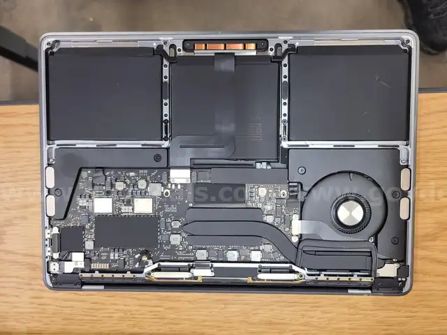 1 Apple Laptop