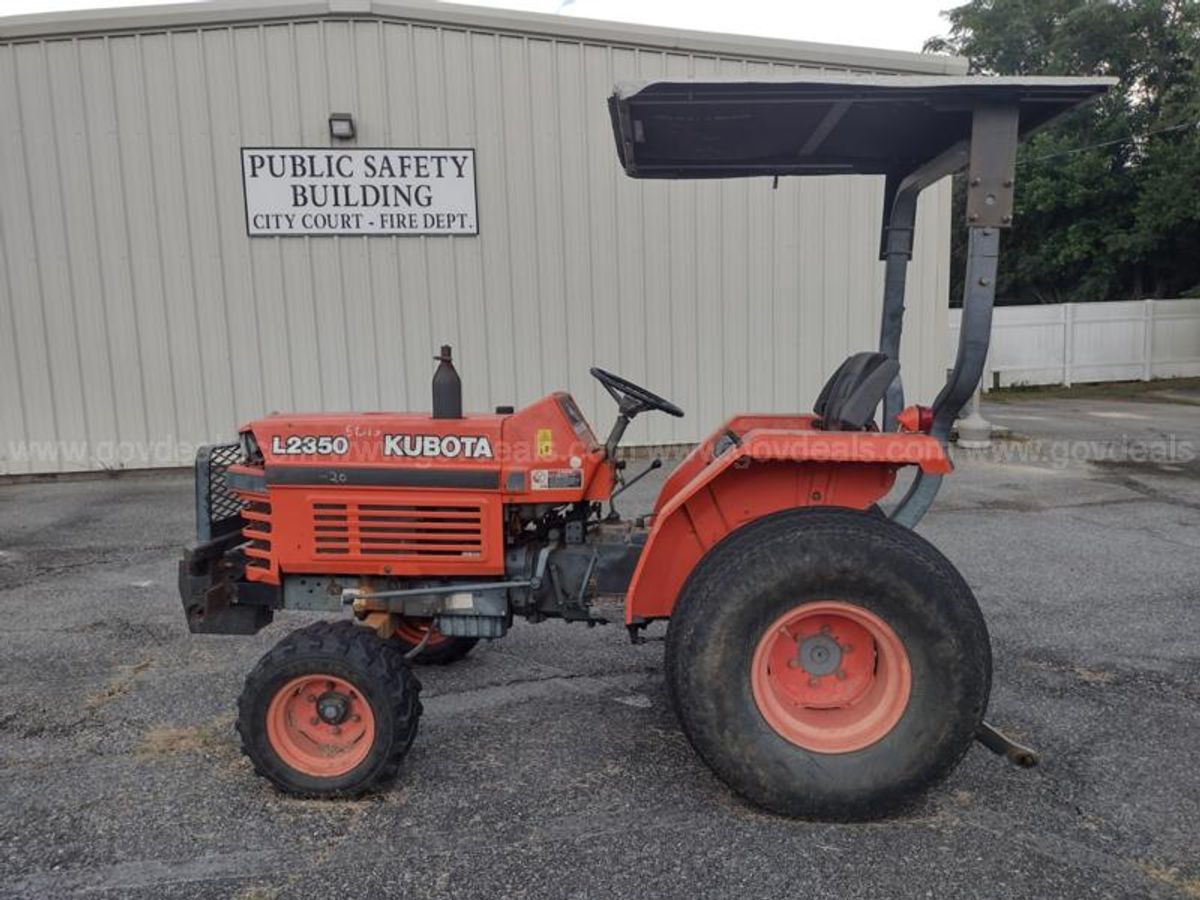 L2350 Kubota Tractor | AllSurplus