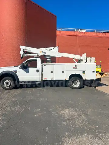 2008 Ford F-550 with Articulating Arm and Bucket