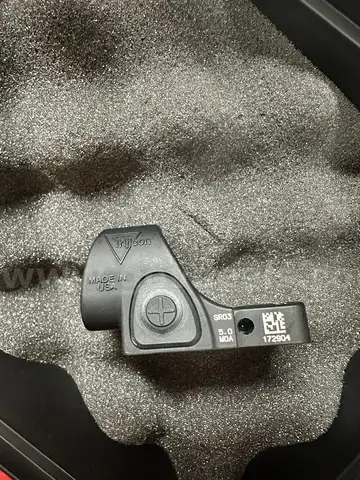 Trijicon Red Dot Sight with Case (2 of 2)