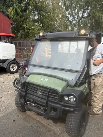John Deere 825 Gator