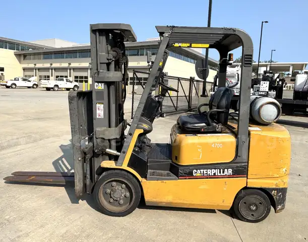 1999 Caterpillar GC30K 6,000 lb. Solid Tire Forklift