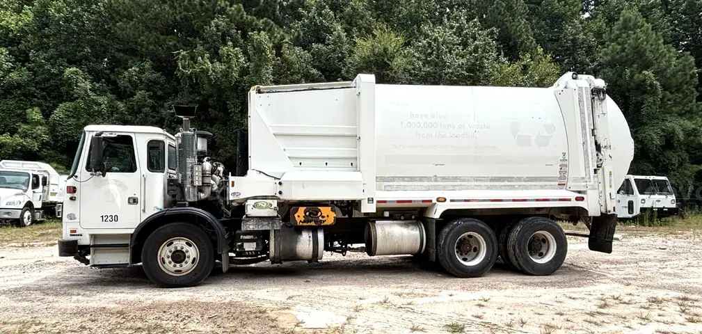 2016 Autocar ACX-64/New Way 31ASL, 31 Yard Automated Side Loader Refuse Truck