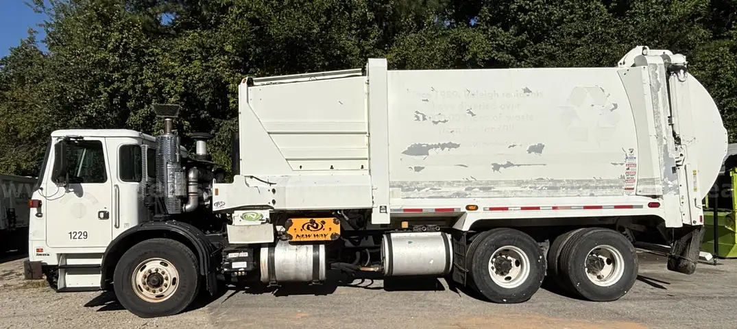 2016 Autocar ACX-64/New Way 31ASL, 31 Yard Automated Side Loader Refuse Truck