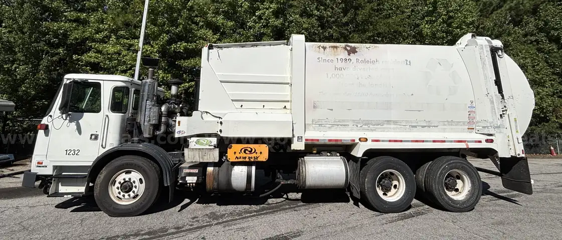 2016 Autocar ACX-64/New Way 31ASL, 31 Yard Automated Side Loader Refuse Truck