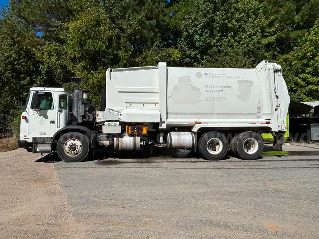 2014 Autocar ACX-64/New Way ASL29, 29 Yard Automated Side Loader Refuse Truck