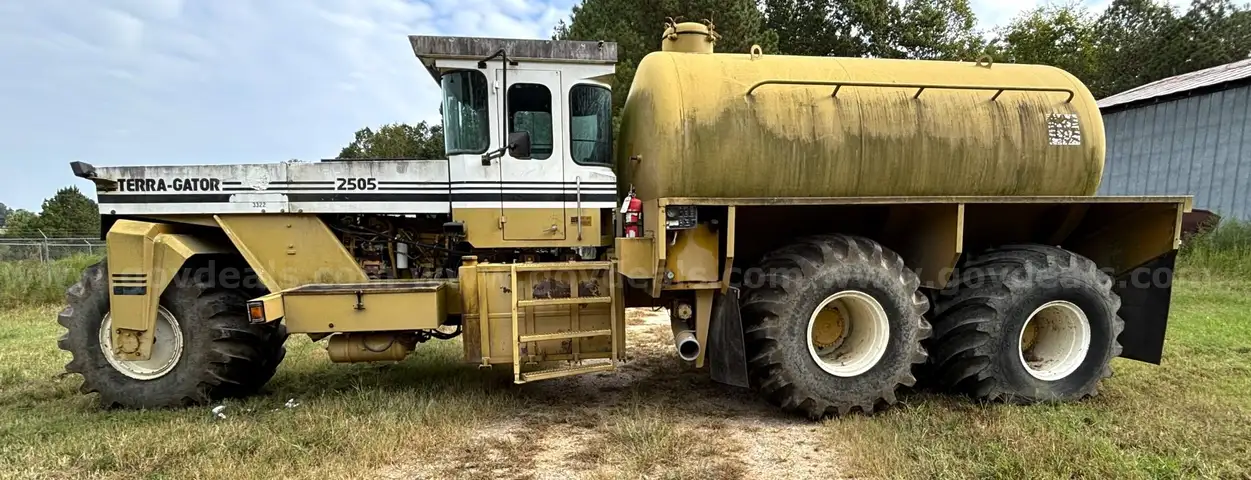 1999 AG-CHEM Terra-Gator 2505 Self-Propelled Fertilizer Spreader